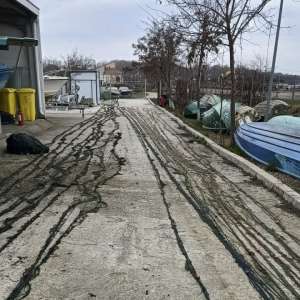 Peşte, unelte de pescuit și un motor de barcă furat, descoperite de polițiștii de frontieră din cadrul Gărzii de Coastă