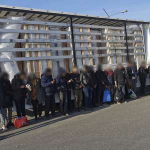 77 de migranţi, ascunşi în trei mijloace de transport,  intenţionau să ajungă ilegal în vestul Europei