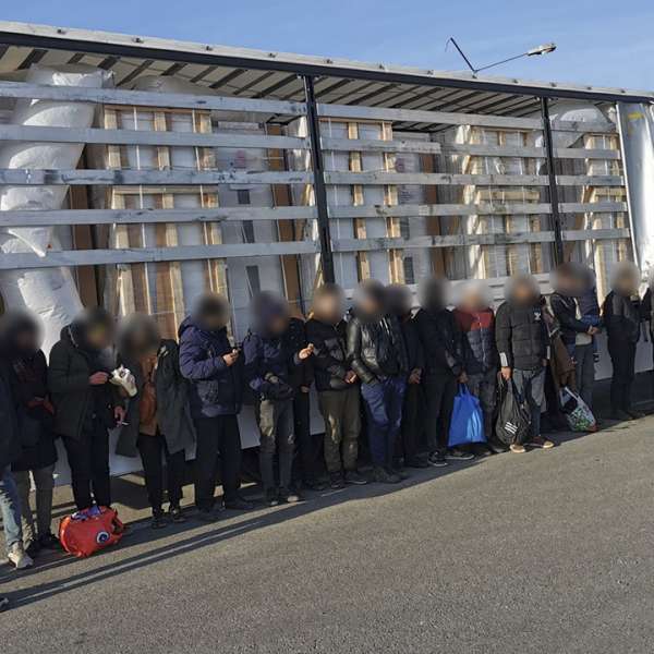 77 de migranţi, ascunşi în trei mijloace de transport, intenţionau să ajungă ilegal în vestul Europei