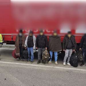 10 cetăţeni străini depistați în tentativă de trecere ilegală