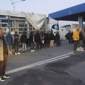 47 de cetăţeni străini, depistați ascunși într-un TIR şi o autoutilitară, la frontiera cu Ungaria