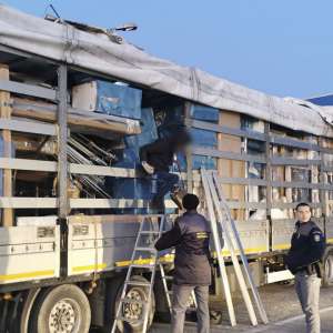47 de cetăţeni străini, depistați ascunși într-un TIR şi o autoutilitară, la frontiera cu Ungaria