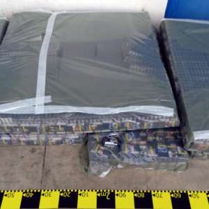 Peste 650.000 de țigarete ascunse în plafonul unei semiremorci, descoperite de polițiștii de frontieră doljeni