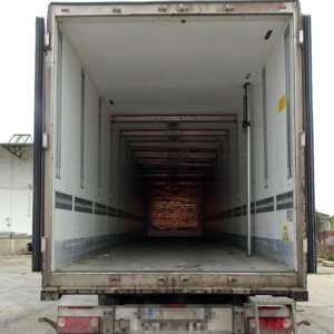 Peste 650.000 de țigarete ascunse în plafonul unei semiremorci, descoperite de polițiștii de frontieră doljeni