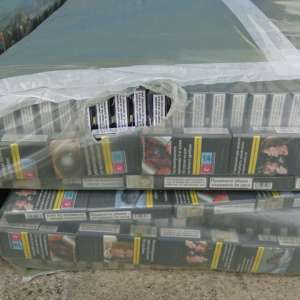 Peste 650.000 de țigarete ascunse în plafonul unei semiremorci, descoperite de polițiștii de frontieră doljeni