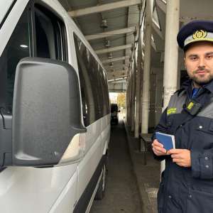 Autoturism neînmatriculat, depistat la controlul de frontieră în P.T.F. Siret