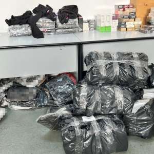 Peste 2.800 de bunuri contrafăcute, estimate la o valoare de aproximativ 650.000 lei, descoperite de polițiștii de frontieră giurgiuveni