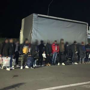 28 de cetățeni din Egipt şi Bangladesh, depistaţi într-o autoutilitară. Intenţionau să treacă fraudulos frontiera