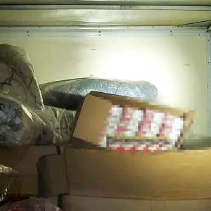 Aproximativ 15.000 pachete cu țigări decoperite într-o autoutilitară condusă de un cetățean polonez