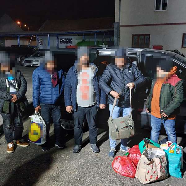 Două călăuze și opt migranți, opriți la frontiera cu Ungaria