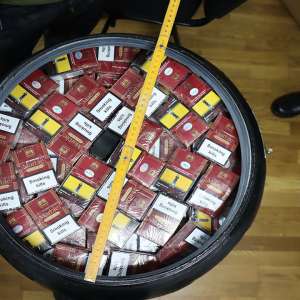 Butoi plin cu ţigări, descoperit de poliţiştii de frontieră suceveni, în albia râului Siret