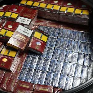 Butoi plin cu ţigări, descoperit de poliţiştii de frontieră suceveni, în albia râului Siret