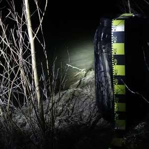 Butoi plin cu ţigări, descoperit de poliţiştii de frontieră suceveni, în albia râului Siret