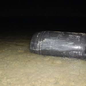 Butoi plin cu ţigări, descoperit de poliţiştii de frontieră suceveni, în albia râului Siret