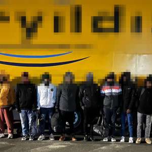 34 de cetăţeni străini, depistați ascunși în mijloace de transport la Nădlac II