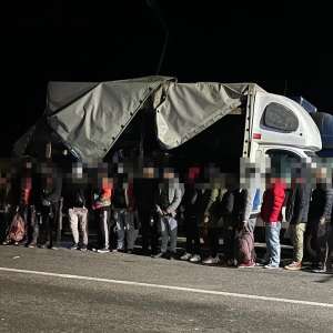 34 de cetăţeni străini, depistați ascunși în mijloace de transport la Nădlac II