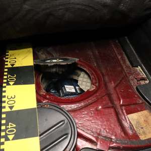 Rezervor plin cu țigări descoperite într-un autoturism oprit în trafic