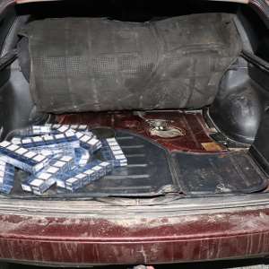 Rezervor plin cu țigări descoperite într-un autoturism oprit în trafic