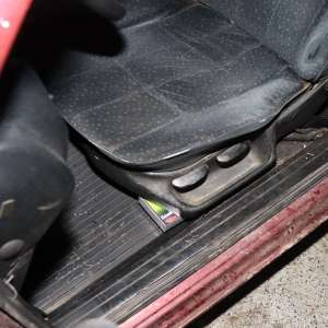 Rezervor plin cu țigări descoperite într-un autoturism oprit în trafic