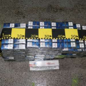 Rezervor plin cu țigări descoperite într-un autoturism oprit în trafic