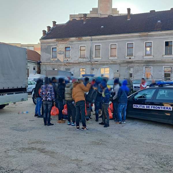 Trei călăuze arestate preventiv și 52 de cetățeni străini depistați în două autoutilitare la SPF Petea