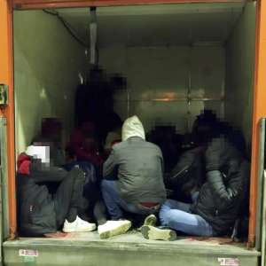 Trei călăuze arestate preventiv și 52 de cetățeni străini depistați în două autoutilitare la SPF Petea