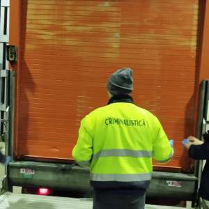 Trei călăuze arestate preventiv și 52 de cetățeni străini depistați în două autoutilitare la SPF Petea