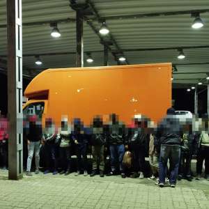 Trei călăuze arestate preventiv și 52 de cetățeni străini depistați în două autoutilitare la SPF Petea