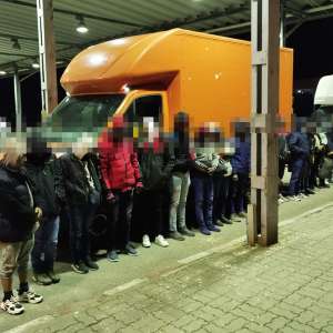 Trei călăuze arestate preventiv și 52 de cetățeni străini depistați în două autoutilitare la SPF Petea