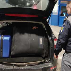 Doi cetățeni din Siria ascunși într-un autoturism, depistați în PTF Cenad
