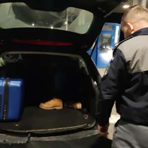 Doi cetățeni din Siria ascunși într-un autoturism, depistați în PTF Cenad