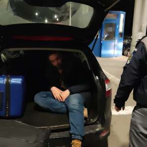 Doi cetățeni din Siria ascunși într-un autoturism, depistați în PTF Cenad