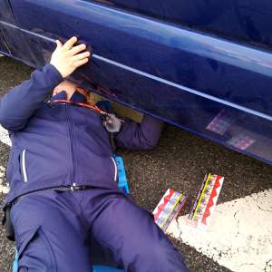 Ţigări depistate ascunse în pragurile unui microbuz, la PTF Calafat