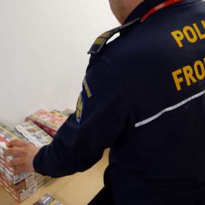 Ţigări depistate ascunse în pragurile unui microbuz, la PTF Calafat