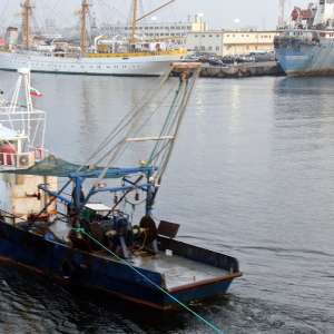 Trei pescadoare depistate la pescuit ilegal în zona economică exclusivă a României în Marea Neagră