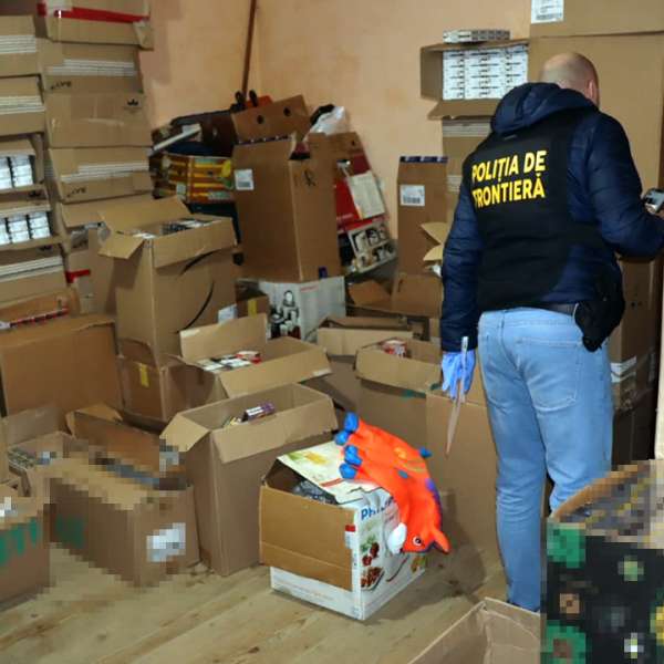 Peste 66.000 pachete țigări, 550.684 lei și sume în valută confiscate în urma a 14 percheziții în Maramureș