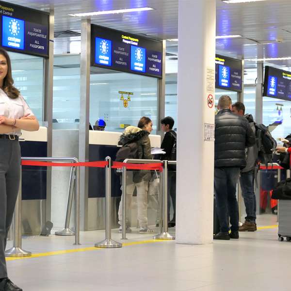 Traficul internaţional prin punctele de trecere aeroportuare în creştere cu peste 65% în prima parte a anului
