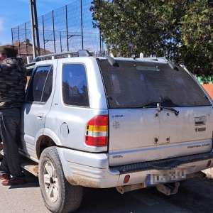 Autoturism cu numere false şi neînmatriculat, depistat în localitatea Cotu Văii. Şoferul avea permisul de conducere anulat