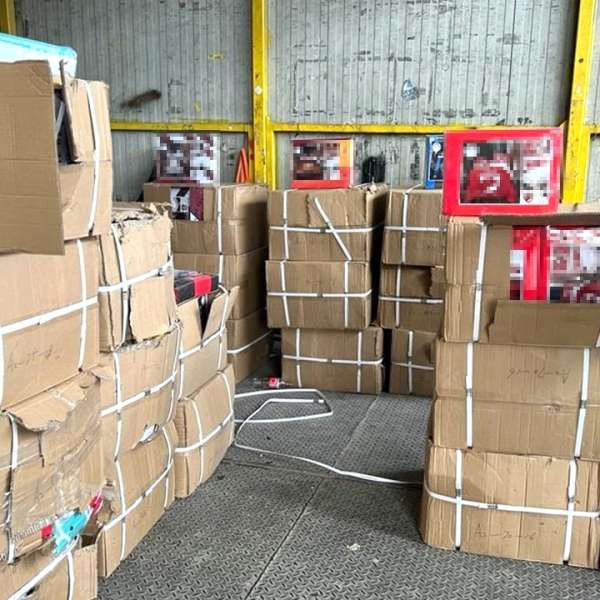 Lenjerii de pat contrafăcute, în valoare de 700.000 lei, depistate în Portul Constanța