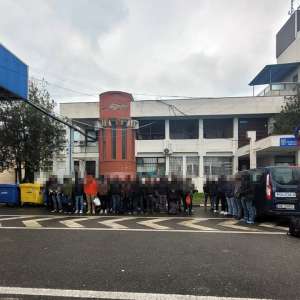 Poliţiştii de frontieră arădeni au depistat 72 de cetăţeni străini, ascunşi în două mijloace de transport