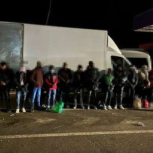 Poliţiştii de frontieră arădeni au depistat 72 de cetăţeni străini, ascunşi în două mijloace de transport