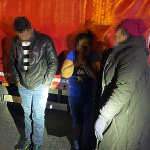 Trei cetățeni din Sri Lanka, depistaţi ascunşi în cabina unei autoutilitare la P.T.F. Nădlac II