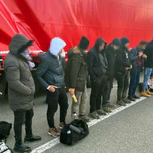 22 de cetăţeni străini, depistați ascunși în două TIR-uri la Nădlac II