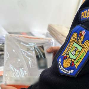 Peste 1.800 de articole vestimentare, parfumerie si încălţăminte, susceptibile a fi contrafăcute, descoperite la PTF Giurgiu