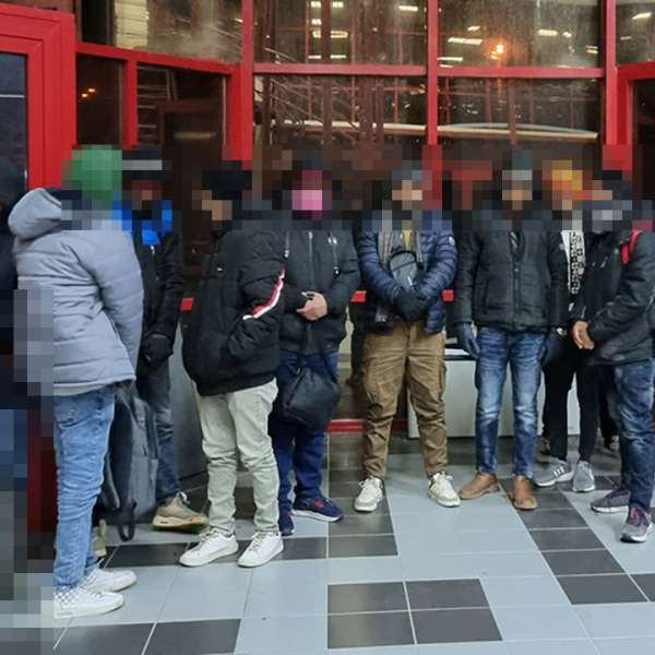 Un român a încercat să scoată ilegal din țară 12 cetățeni străini