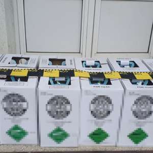 12 butelii cu freon descoperite într-o autoutilitară