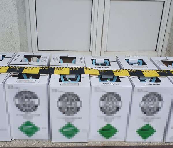 12 butelii cu freon descoperite într-o autoutilitară