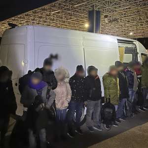 PTF Nădlac II: 28 de cetățeni străini depistați ascunși în două mijloace de transport