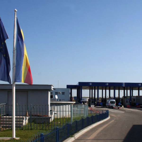 Microbuz cu certificat de înmatriculare fals și numere de înmatriculare atribuite altui vehicul, depistat în P.T.F. Calafat