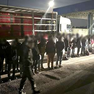 Poliţiştii de frontieră arădeni au depistat 84 de cetăţeni străini, ascunşi în două ansambluri rutiere